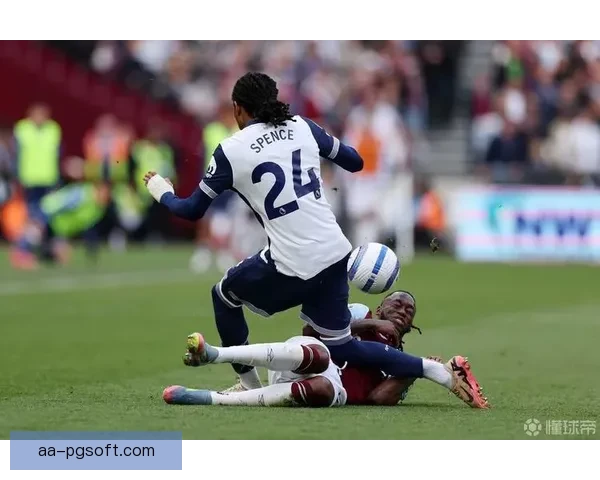 万比萨卡对阵曼联意外送点引发球迷热议与争议