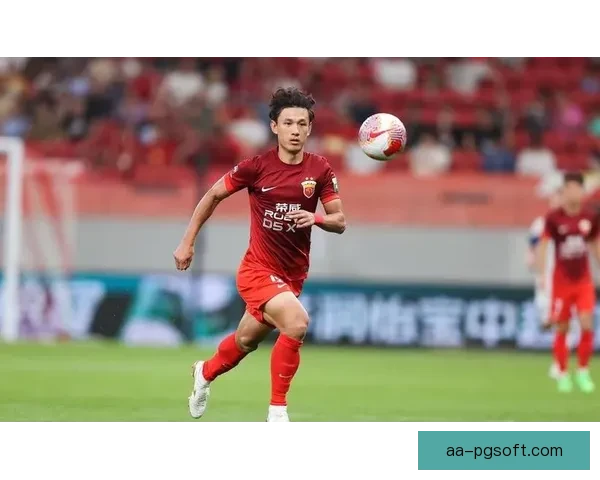 王燊超左右边卫自由切换助力球队防守与进攻优化 王燊超左右边卫自由切换助力球队防守与进攻优化